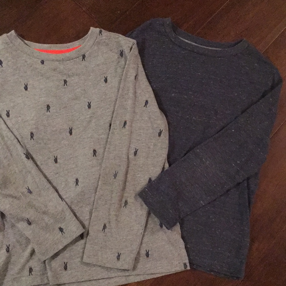 Boys size (6-7) long sleeve shirt